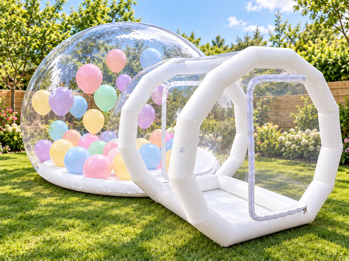 KI-Visualisierung: transparentes Bubble House mit bunten Luftballons im Kugelraum