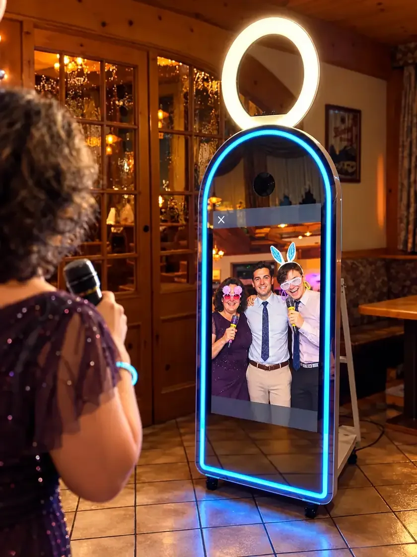 Fotospiegel mit beleuchtetem Rahmen und Touchscreen während einer Fotoaufnahme.