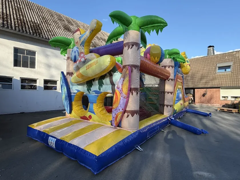 Originalaufnahme des Holiday Parcours mit Ein- und Ausgang und Palmenmotiven.